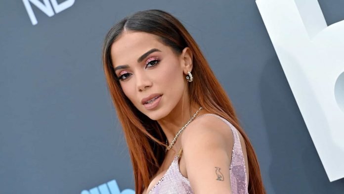  Anitta é internada após revelar ter vírus popularmente conhecido como “doença do beijo”